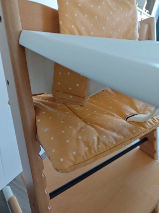 Trona Stokke con bandeja y funda