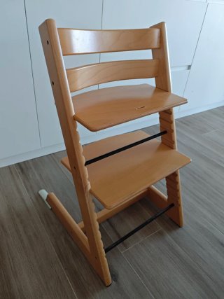 Trona Stokke con bandeja y funda