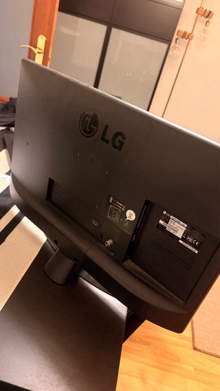 TV LG Negra Nueva con Mando y Enchufe