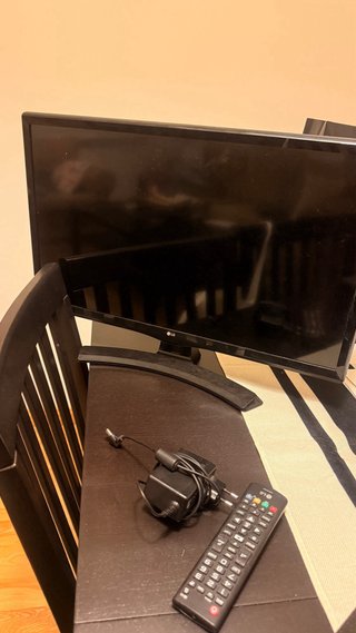 TV LG Negra Nueva con Mando y Enchufe