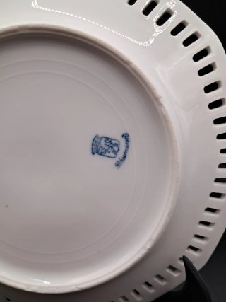 Plato de porcelana calada alemán