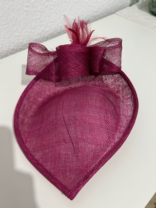 Tocado de ceremonia rosa fucsia