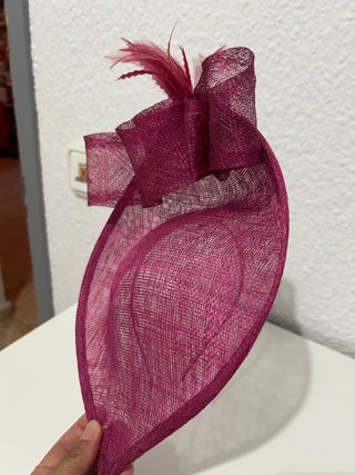 Tocado de ceremonia rosa fucsia