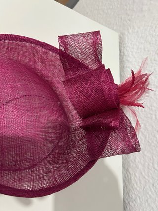 Tocado de ceremonia rosa fucsia