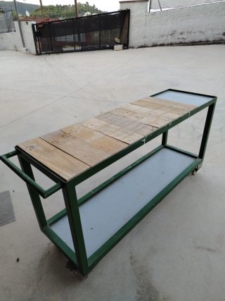 Carro de trabajo metálico con superficie de madera