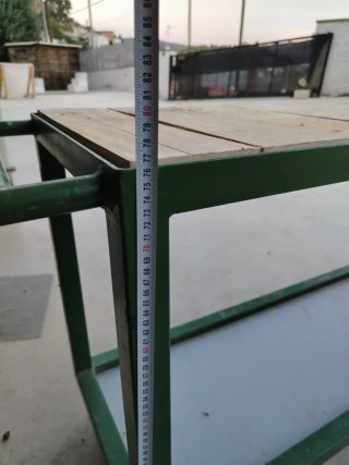Carro de trabajo metálico con superficie de madera