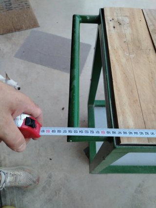 Carro de trabajo metálico con superficie de madera