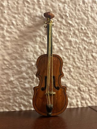 Violín miniatura de madera