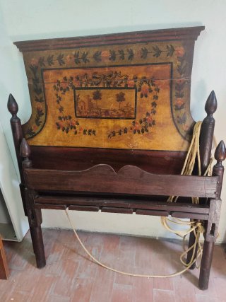 Antigua cama hecha y pintada a mano