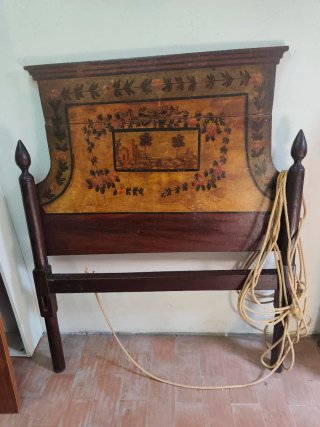 Antigua cama hecha y pintada a mano