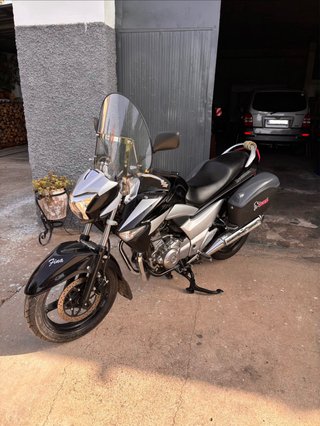 Suzuki Inazuma 250cc Negra y Plateada