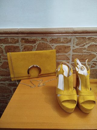 Conjunto bolso y tacones amarillos