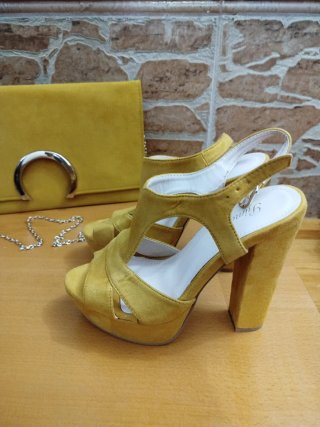 Conjunto bolso y tacones amarillos