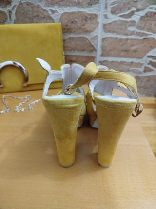 Conjunto bolso y tacones amarillos