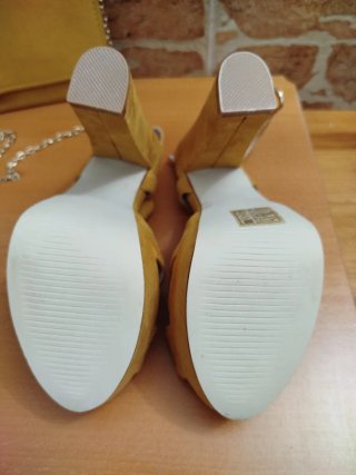 Conjunto bolso y tacones amarillos