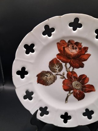 Plato porcelana calada flor roja