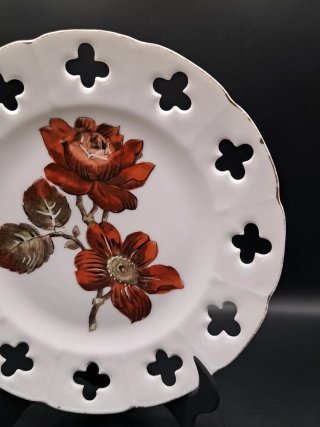 Plato porcelana calada flor roja