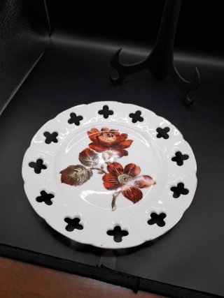 Plato porcelana calada flor roja