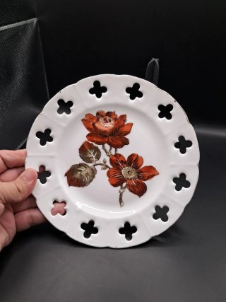 Plato porcelana calada flor roja