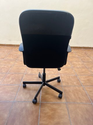 Silla de escritorio negra, asiento reclinable