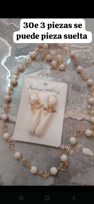 Conjunto coral blanco y dorado