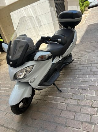 Suzuki Burgman 650 Blanca. Muy buen estado.