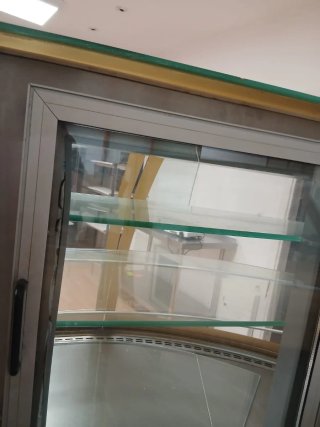 Vitrina refrigerada dorada y blanca