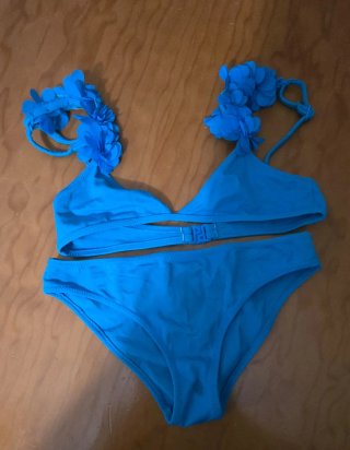 Bikini azul y 2 bañadores niña