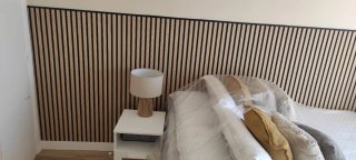 Instalación de revestimiento de pared y muebles.