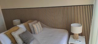 Instalación de revestimiento de pared y muebles.