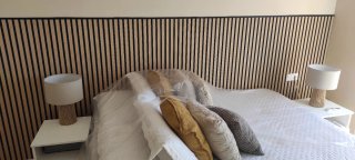 Instalación de revestimiento de pared y muebles.