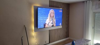 Instalación de revestimiento de pared y muebles.