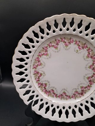 Plato de porcelana calada con flores