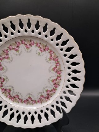 Plato de porcelana calada con flores
