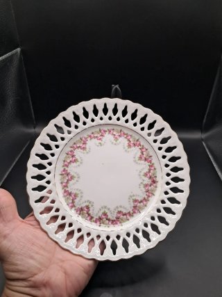 Plato de porcelana calada con flores