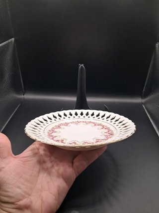 Plato de porcelana calada con flores