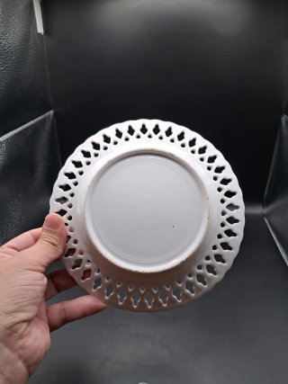 Plato de porcelana calada con flores