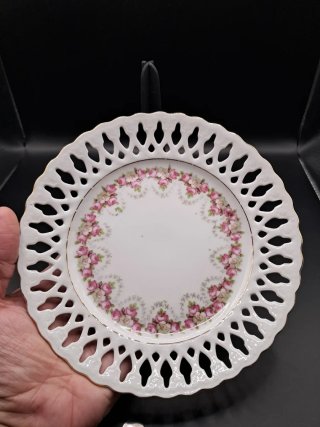 Plato de porcelana calada con flores