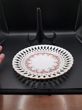 Plato de porcelana calada con flores