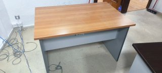 Mesa de oficina marrón y gris