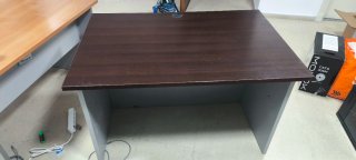 Mesa de oficina marrón y gris