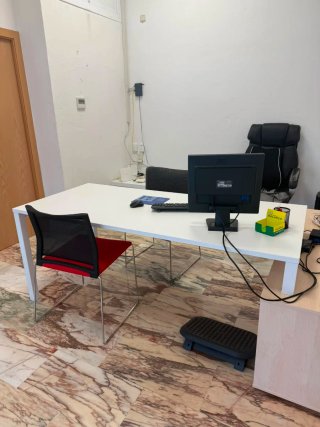 Mueble de oficina con cajones y puerta
