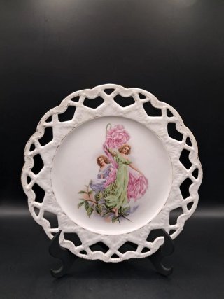 Plato de porcelana calada con figuras