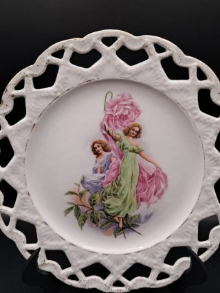Plato de porcelana calada con figuras