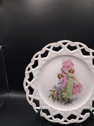 Plato de porcelana calada con figuras