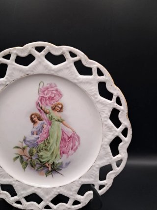 Plato de porcelana calada con figuras