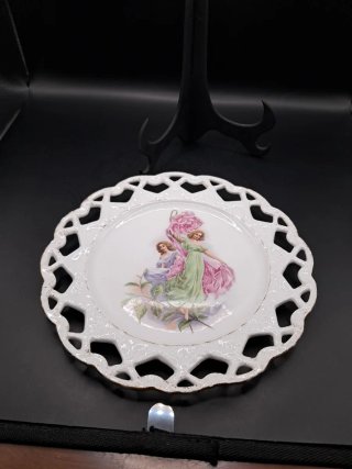 Plato de porcelana calada con figuras