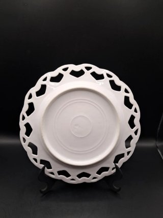 Plato de porcelana calada con figuras