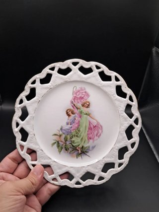 Plato de porcelana calada con figuras