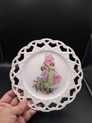Plato de porcelana calada con figuras